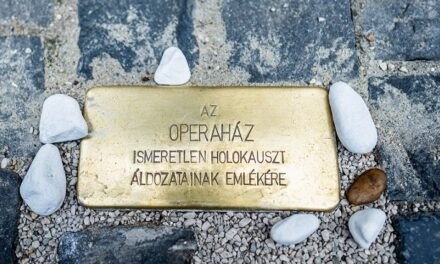 Botlatóköveket avattak az Operaház főbejáratánál