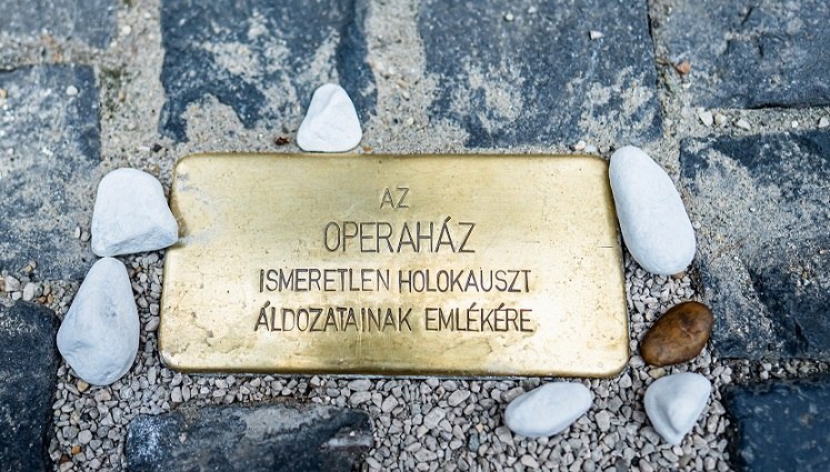 Botlatóköveket avattak az Operaház főbejáratánál