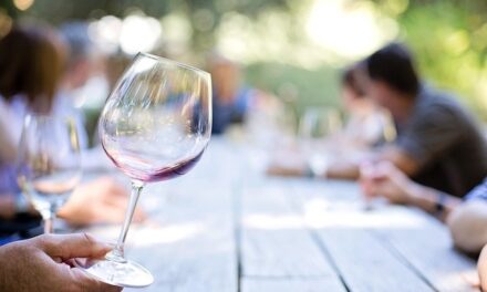 Borkóstolóval egybekötött irodalmi utazásokat szerveznek Jókai nyomán – Szépirodalom és borkultúra találkozása Jókai Mór emlékére