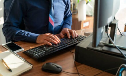 Megjelent Tóth Balázs inspiráló könyve: Kattintásból 100 millió – Hogyan alakíthatod át a szenvedélyedet jövedelmező üzletté?