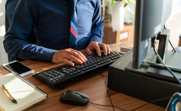 Megjelent Tóth Balázs inspiráló könyve: Kattintásból 100 millió – Hogyan alakíthatod át a szenvedélyedet jövedelmező üzletté?