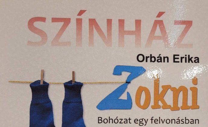 Komlón járt a Zokni – félreértések sorozata, nevetés és hálás közönség