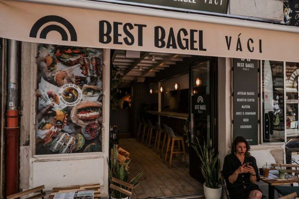 New York-i életérzés, vegán színek: Érkezik a szivárványos bagel – Indul a színpompás gasztrokaland a Váci utcában