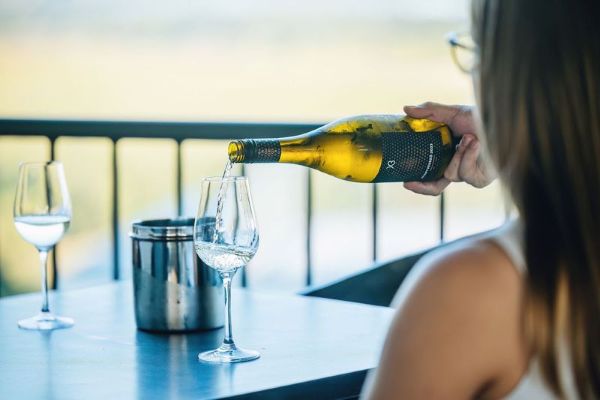 A fiatalok miatt új pályára kényszerül a bor – Tüskevár 2.0: Z generációs innováció a Kis-Balaton legszebb kilátópontján