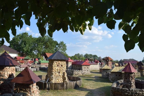 Itt a nyári szünet: Dinnyésen várak, kisvasút köti le a gyerekeket
